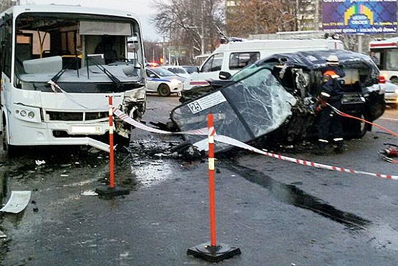 Фото||uprgkh.pnzreg.ru Разбившегося на внедорожнике у автовокзала извлекали спасатели