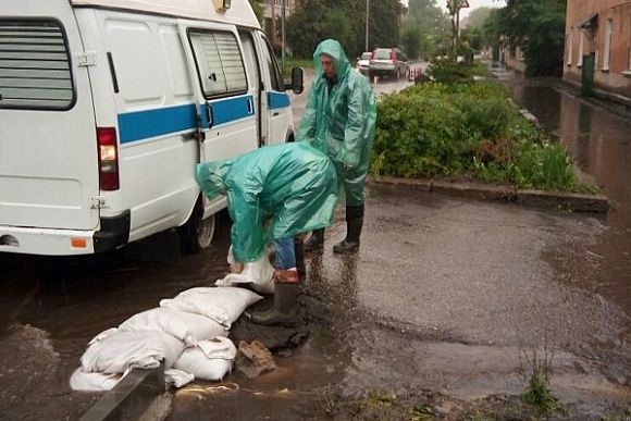 В Пензе коммунальщики в дождевиках спасают улицы от потопа