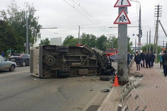 Фото||Александр СЛАВИН Водителю перевернувшегося в Терновке микроавтобуса грозит до 3 лет тюрьмы