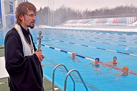 Фото||Владимир ГРИШИН Посетительницы бассейна в Ахунах наблюдали обряд освящения прямо из воды