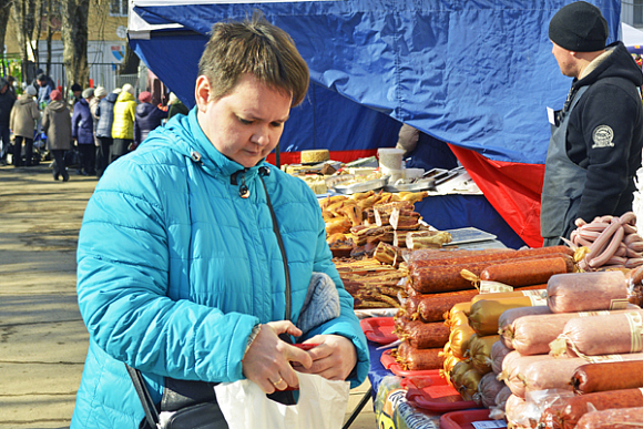 Фото||Владимир ГРИШИН Пензенцы игнорировали колбасу и выстраивались в очередь за травой