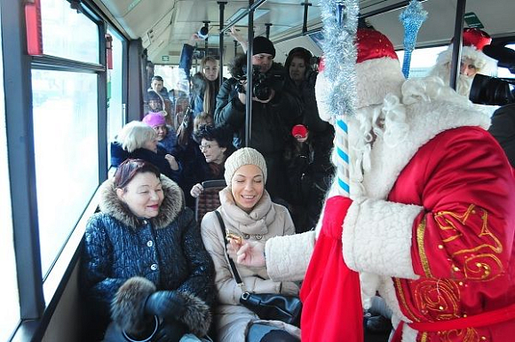 Фото||penza-gorod.ru, 58.mvd.ru В Пензе пассажиров автобуса с Новым годом поздравляли Дед Мороз и Снегурочка