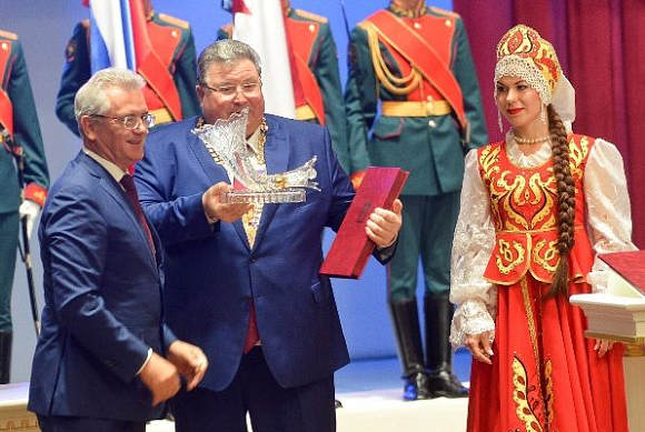 Иван Белозерцев подарил главе Мордовии хрустальный рог изобилия