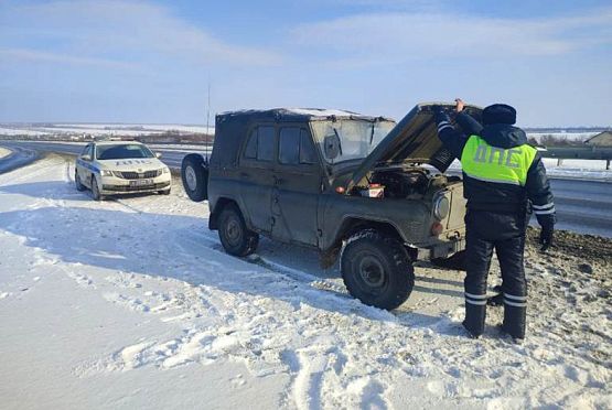 В Бессоновке сотрудники ДПС помогли пожилому водителю УАЗа