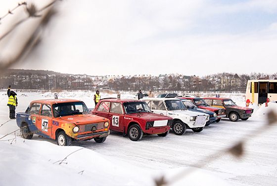Пензенцы увидели снежное гоночное автошоу на стадионе «Вираж»