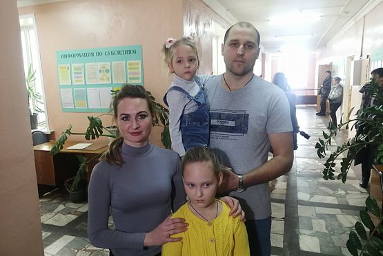 Олег Мельниченко вручил жилищный сертификат пензенской семье