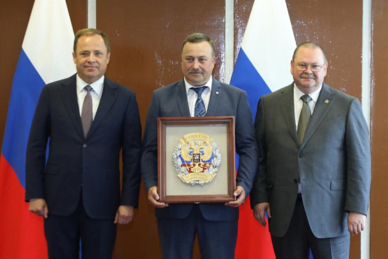 Игорь Комаров и Олег Мельниченко поздравили ПО «Электроприбор» с высокой государственной наградой