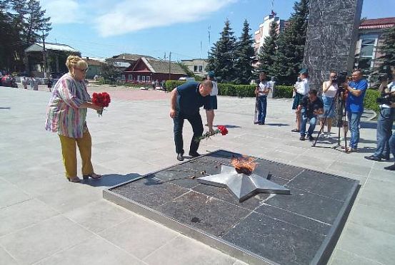 Мельниченко возложил цветы к мемориалу воинам-никольчанам 