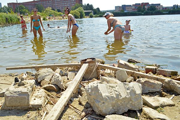 В Пензе жара заставляет людей лезть в воду, несмотря на то, что официально не было открыто ни одного пляжа
