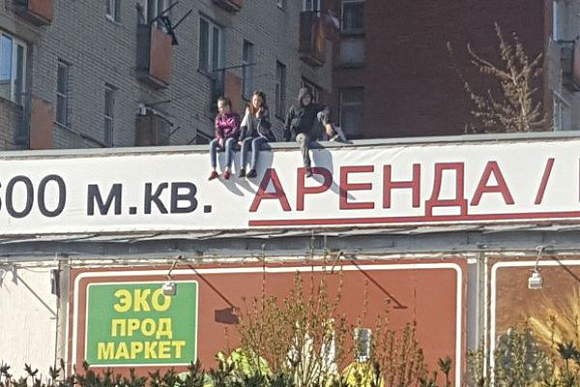 Фото||vk.com/penza_live, Инна Сергеева В Пензе подростки «загорали» на крыше магазина
