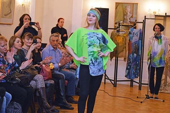 Фото||Владимир ГРИШИН Показ мод от пензенских художниц вызвал ажиотаж в Губернаторском доме