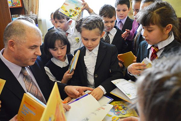 Фото||penzacitylib.ru Вице-мэр Пензы раздал автографы поклонникам своего литературного таланта