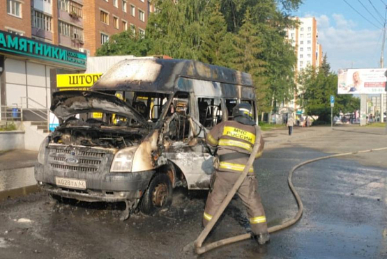 В Пензе на проспекте Победы сгорел автобус малой вместимости