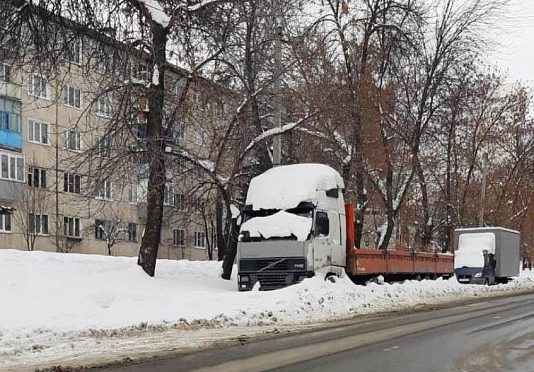 В Пензе владельцев большегрузов просят убрать машины с улиц
