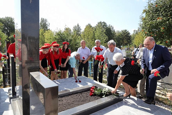 В Каменке открыли обновленный памятник Герою Советского Союза Михаилу Хухлову