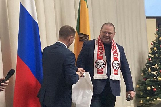 Мельниченко наградил футболистов каменского «Дорожника»