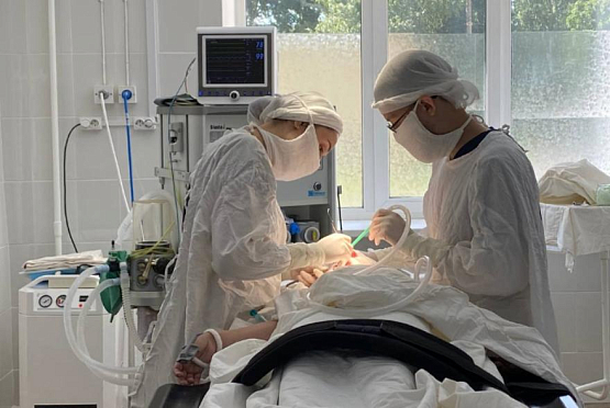 Пензенские врачи успешно прооперировали пациента, на которого упало бревно