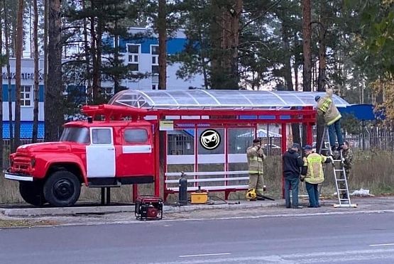 В Заречном легендарную пожарную машину превратили в остановочный павильон