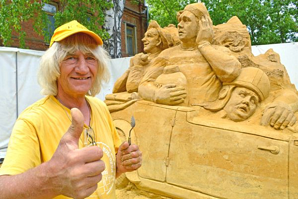 Фото||Владимир ГРИШИН В Пензе из песка создали трио из «Кавказской пленницы» и собаку-космонавта Стрелку