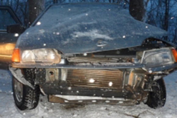 Фото||58.mchs.gov.ru Под Кузнецком «Лада» столкнулась с другим авто и врезалась в дерево