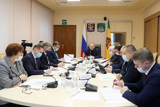 Мельниченко поручил оценить эффективность мер поддержки по соцконтрактам