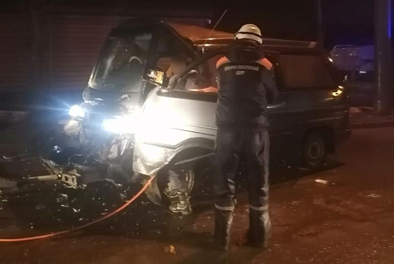 В Пензе в результате ДТП в автомобиле оказались зажатыми два человека 