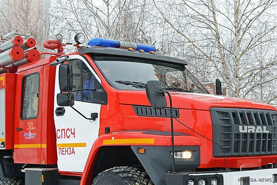 В Кузнецке горящую баню тушили 10 пожарных