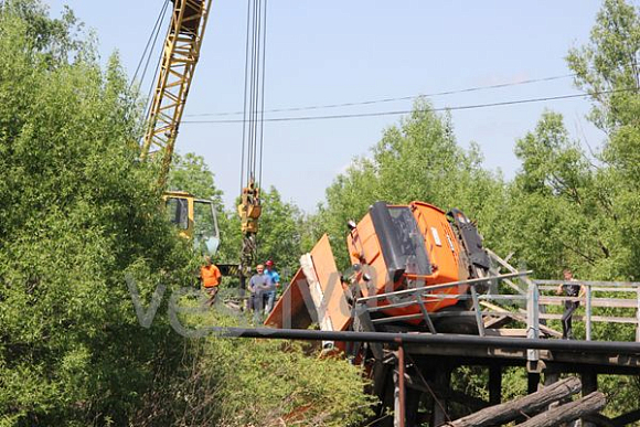 В Пензенской области КамАЗ повис над рекой, сломав мост