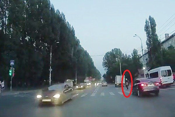 Фото||и видео: youtube.com/Александр Самохвалов В Пензе появилось видео с бабушкой едва не устроившей страшное ДТП