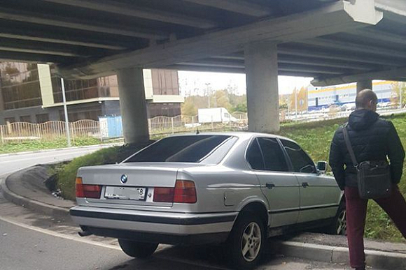 В Пензе под мостом у «Коллажа» BMW повисла на бордюре
