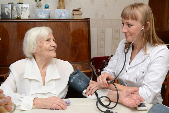 В Пензе 101-летняя бабушка сама встретила врачей