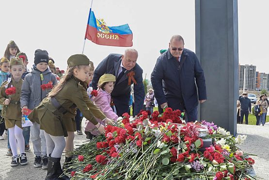 Мельниченко возложил цветы к «Колоколу Памяти» и стеле ветеранам ПАИИ