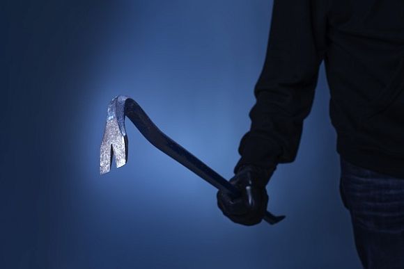 Фото||politicalblindspot.com Налетчики избили пенсионера гвоздодером за книги стоимостью 25 тыс. рублей