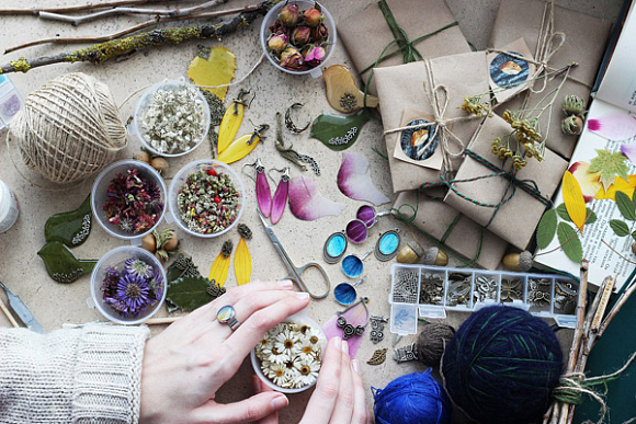 Фото||из архива Валериий Мишиной Пензячка Валерия Мишина делает браслеты из незабудок