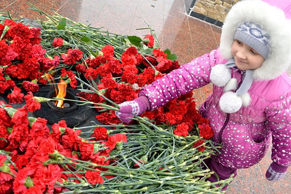 Фото||Владимир ГРИШИН В Пензе возложили цветы к памятникам «Разорванная звезда» и «Афганские ворота»