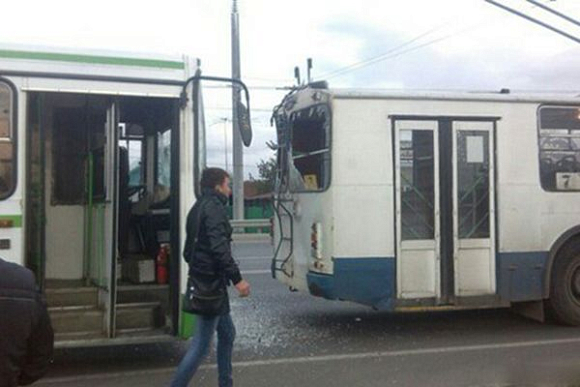 Фото||vk.com/typical_penza В Пензе на ул. Терновского столкнулись автобус и троллейбус, 5 пострадавших