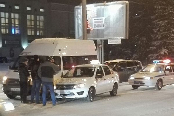 Фото||автора В Пензе на ул. Суворова маршрутка столкнулась с такси