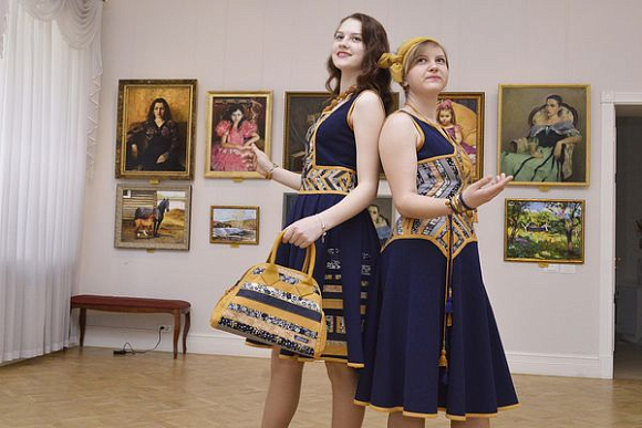 Фото||Владимир ГРИШИН Пензенские мастерицы устроили дефиле авторского платья