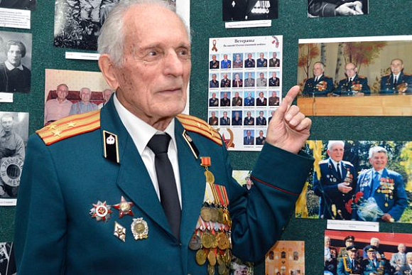 Фото||Владимир ГРИШИН В Пензе ветеран ВОВ отметил 90-летний юбилей