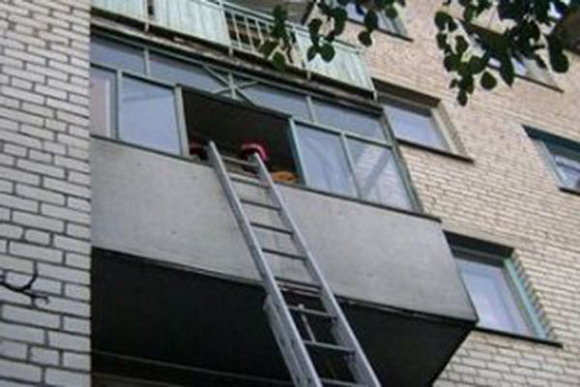 В Пензе спасатели забрались к упавшей женщине через балкон