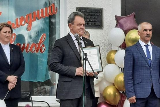 Валерий Лидин поздравил выпускников школ Бековского района с Последним звонком