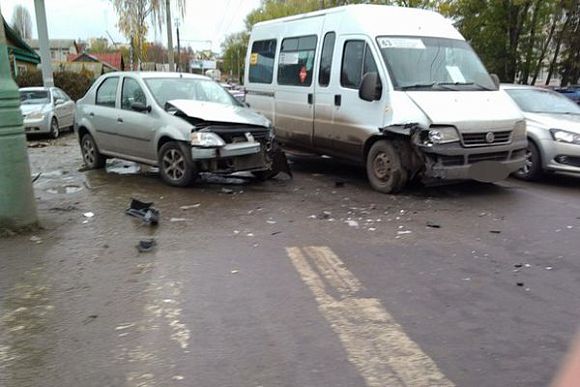 Фото||vk.com/garage58 В Пензе на ул. Пушкина маршрутка №63 столкнулась с иномаркой