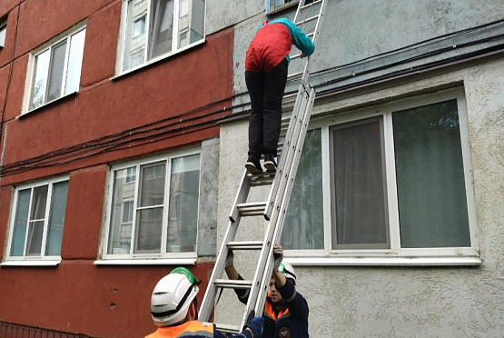  В Пензе спасатели уберегли женщину от падения из окна