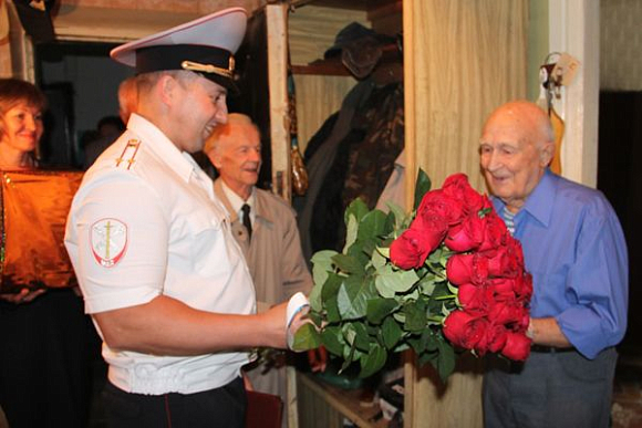 Фото||58.mvd.ru Пензенские полицейские поздравили с 95-летием ветерана МВД и участника Великой Отечественной войны