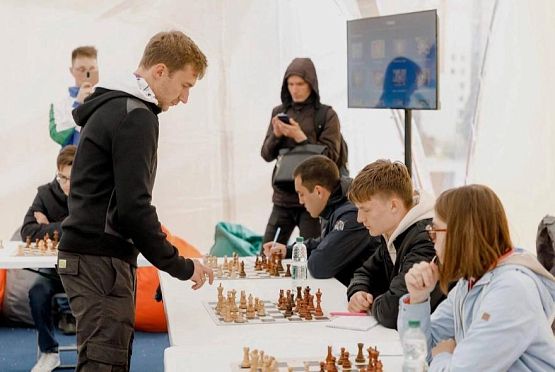 Студент ПГУ сыграл партию в шоу-матче против гроссмейстера