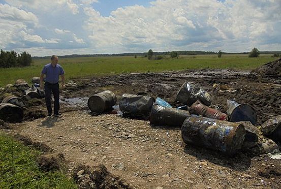 В Кузнецком районе нашли бочки с токсичными отходами