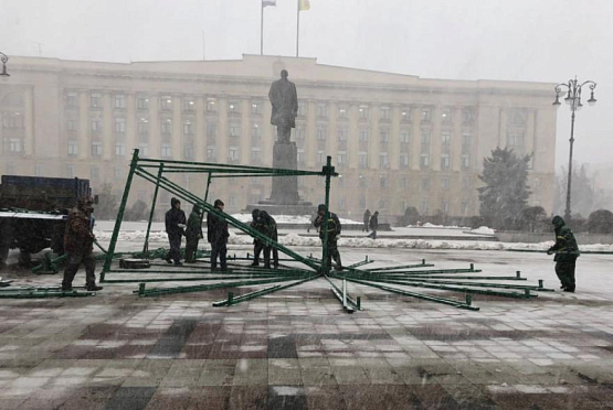 В Пензе на площади Ленина начали монтаж главной елки