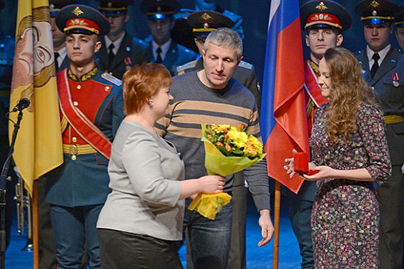 В День героев Отечества праправнучке погибшего бойца вручили его медаль
