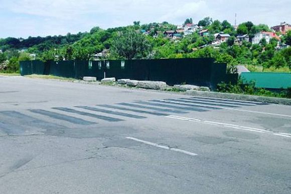 Фото||vk.com, Дмитрий Линьков В Пензе закрасили ведущую в овраг «зебру»