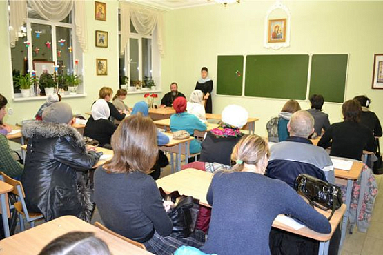 В Пензе продолжаются занятия в школе для взрослых по изучению закона Божия